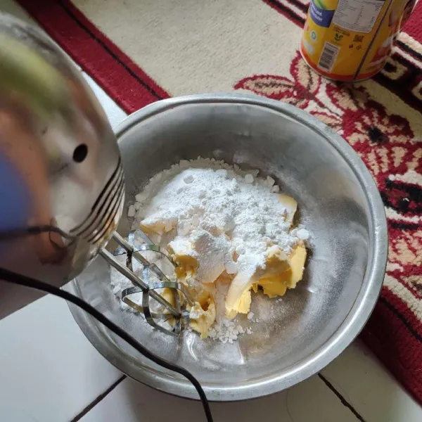 Mixer gula halus, margarin, putih telur, vanili bubuk dengan kecepatan sedang.
