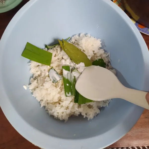 Campur nasi dengan santan instan, kaldu jamur, daun pandan dan daun jeruk. 
Aduk rata.