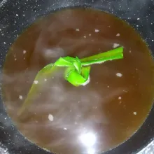 Masukkan air sekitar 400 ml, masak hingga gula larut, kemudian saring, lalu masak kembali air gula yang sudah disaring hingga mendidih.