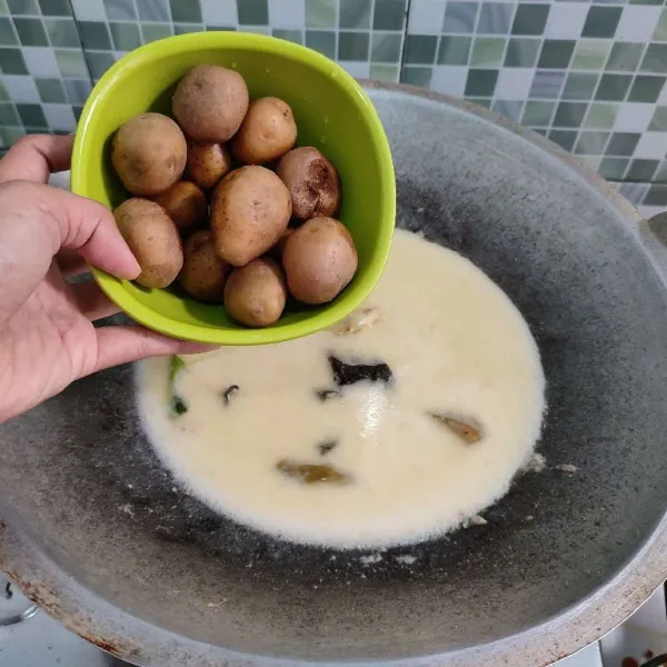 Lalu tambahkan baby potato. 
Aduk rata.