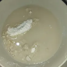 Siapkan mangkuk, masukkan sagu aren dan sisa air sebanyak 400 ml.