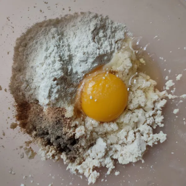Masukkan tepung terigu, telur, kaldu bubuk, dan lada bubuk, kemudian aduk hingga tercampur rata.
