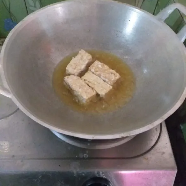 Panaskan minyak goreng tempe hingga matang angkat tiriskan.