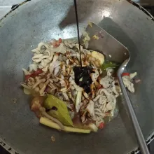 Beri kecap manis, saus tiram, garam, gula dan kaldu ayam bubuk. 
Aduk dan biarkan air menyusut.