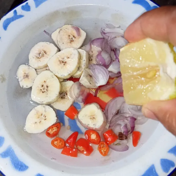 Tuang air panas dan beri perasan jeruk, kemudian aduk rata dan cicipi rasanya.