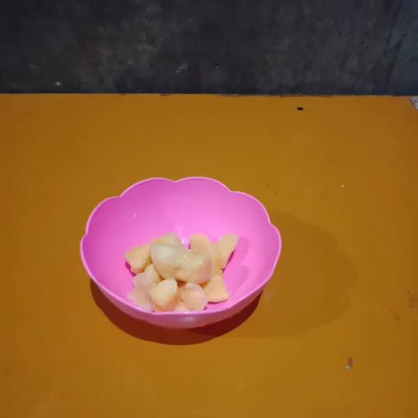 Pisahkan daging tape dengan sumbunya.