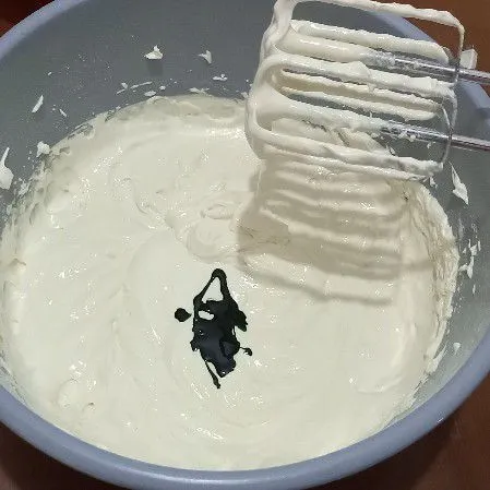 Masukan pasta pandan, mixer sebentar saja.