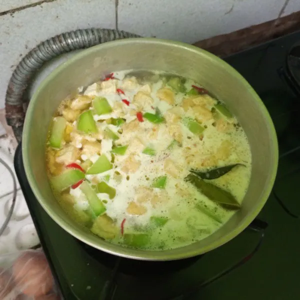 Tuang santan yang telah diencerkan dengan air hangat sebelumnya. Aduk-aduk perlahan sembari koreksi rasa. Terus aduk agar santan tidak pecah, masak hingga matang namun tekstur manisah tidak terlalu empuk. Sayur siap disajikan.