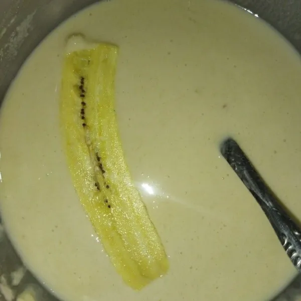 Panaskan minyak goreng secukupnya, lalu celupkan potongan pisang tanduk, aduk hingga pisang terbalut adonan.