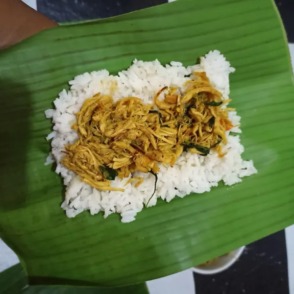 Beri 2 sdm ayam suwir kemangi atau sesuai selera