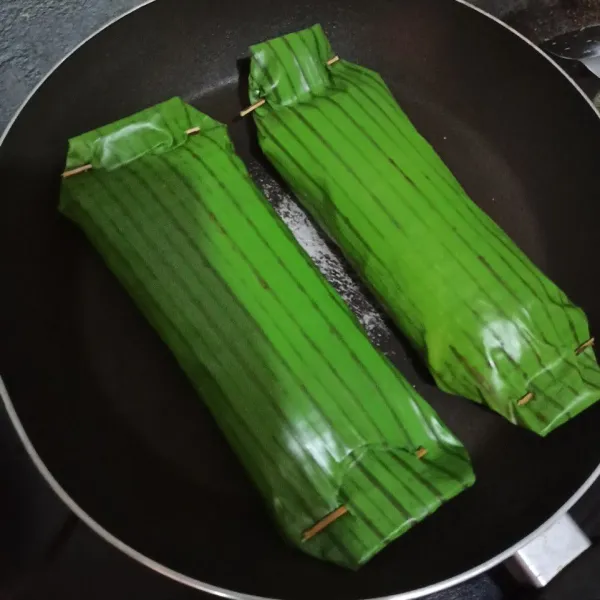Panaskan teflon, lalu panggang/bakar di atas teflon hingga berubah warna