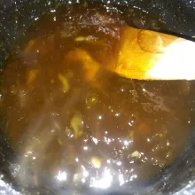 Jika air gula sudah mendidih kembali, masukkan sagu aren yang sudah dilarutkan tadi, tuang sagu sambil disaring, masak dengan api kecil, sambil diaduk-aduk hingga meletup-letup, lalu angkat.