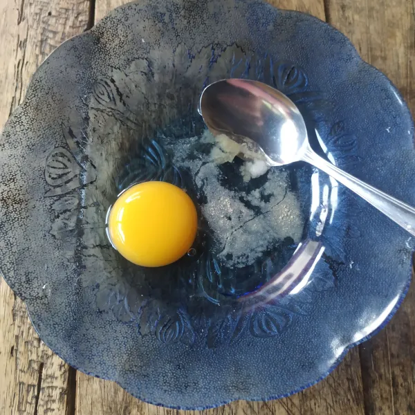 Kocok lepas telur bersama garam, merica & kaldu bubuk.