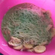 Campur bihun dan pisang, tuang adonan tepung.