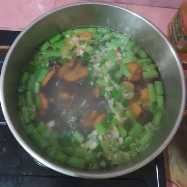 Buat sayur sop sesuai selera.