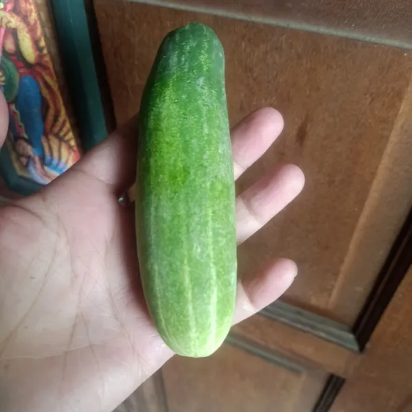 Cuci bersih mentimun .lalu belah memanjang .