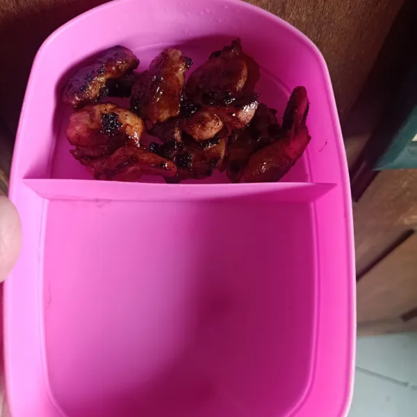 Lalu masukkan ke dalam wadah bekal anak filet ayam yang sudah matang.