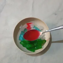Tambahkan sirup cocopandan.