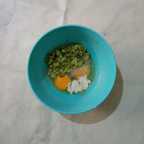Dalam wadah, masukkan telur, brokoli, air, garam dan merica bubuk. 
Kocok hingga tercampur rata.