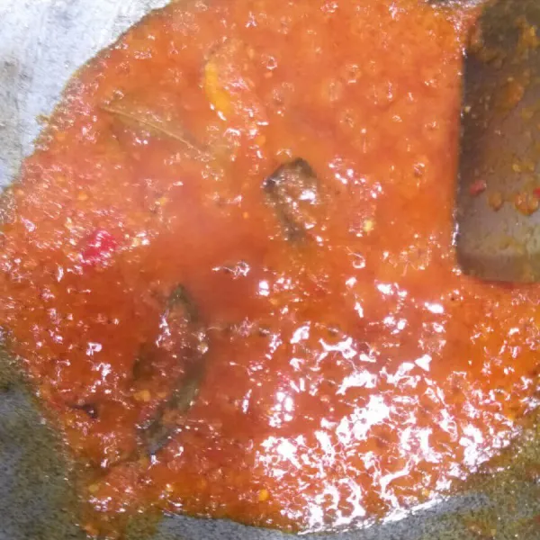 Haluskan bumbu, kemudian tumis bumbu halus hingga harum dan matang serta tambahkan daun jeruk.