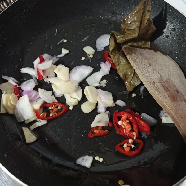 Tumis bumbu dan rempah sampai harum.