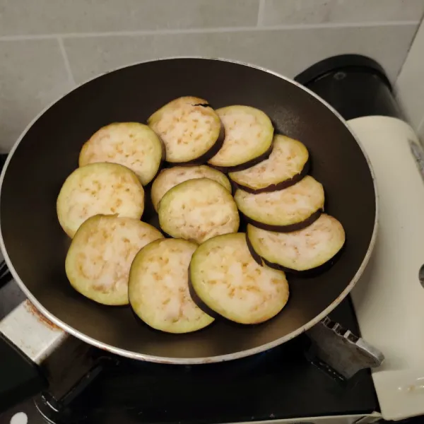 Tata di pan anti lengket, masak hingga terong empuk.