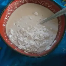 Campur tepung tapioka dan santan, aduk hingga tercampur merata, tambahkan pewarna.