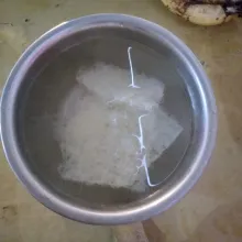 Rendam bihun dengan air hangat.