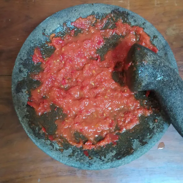 Haluskan cabe merah, cabe rawit, bawang merah, bawang putih, tomat dan terasi.