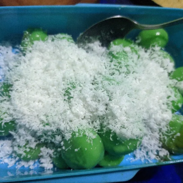 Gulingkan bola-bola klepon yang matang ke dalam parutan kelapa (kukus terlebih dahulu dengan sedikit taburan garam agar kelapa lebih awet dan tidak cepat basi).