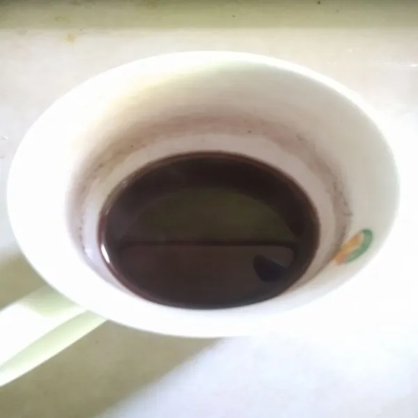 Larutkan kopi dengan air mendidih lalu tunggu hingga dingin.