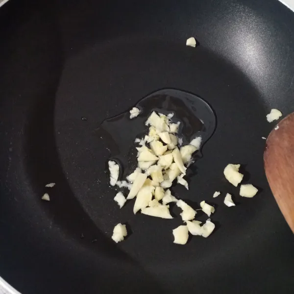 Tumis bawang putih sampai harum.