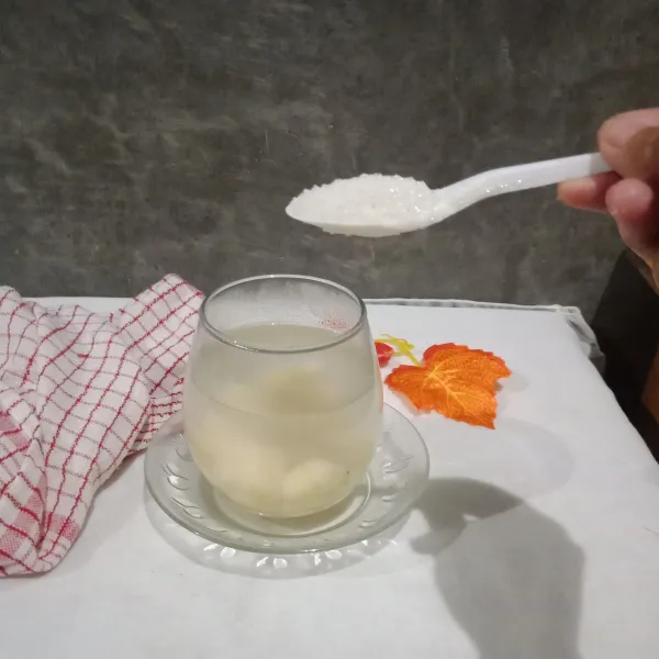 Lalu masukkan gula dan aduk sampai larut. Siap untuk disajikan.