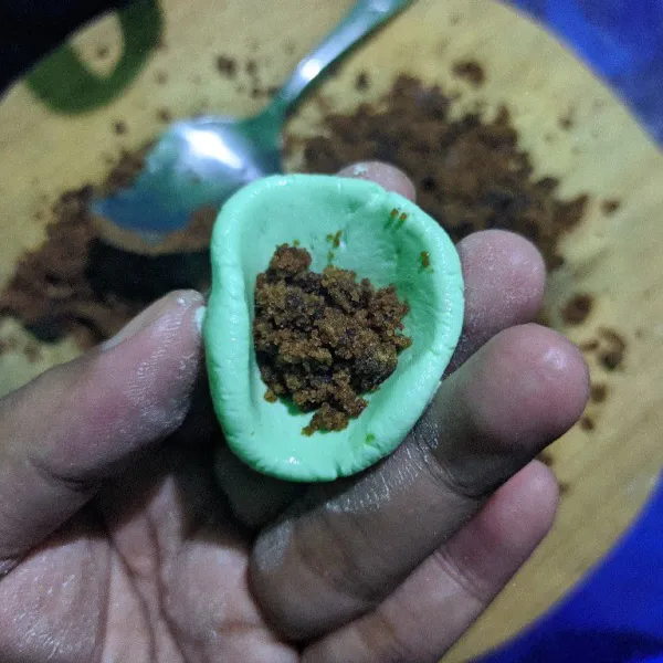 Beri isian gula aren di tengahnya.
