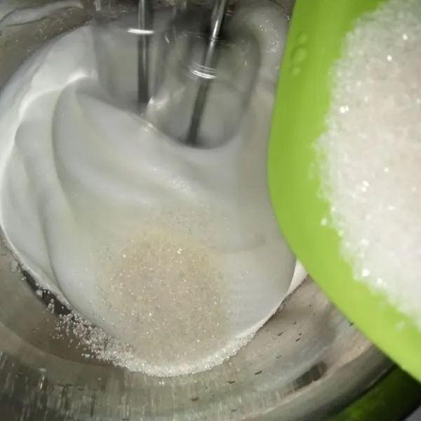 Mixer bahan kedua, kocok putih telur terlebih dahulu sampai mengembang lalu masukkan gula bertahan dua kali sambil dimixer lalu masukkan garam mixer sampai soft peak.