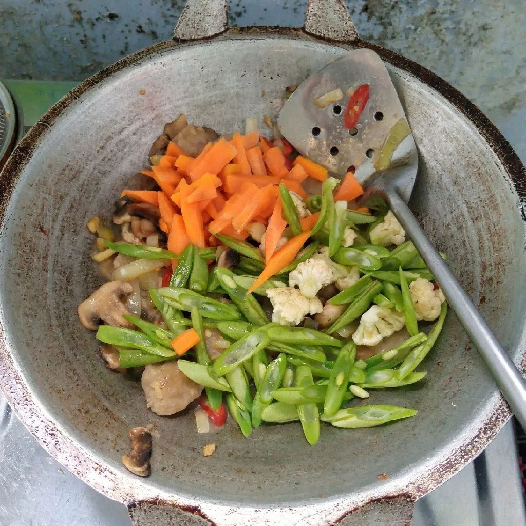 Step 4 Tumis Bakso Jamur Sayuran