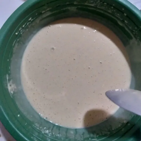 Campur tepung kemudian beri air aduk sampai tidak menggerindil.