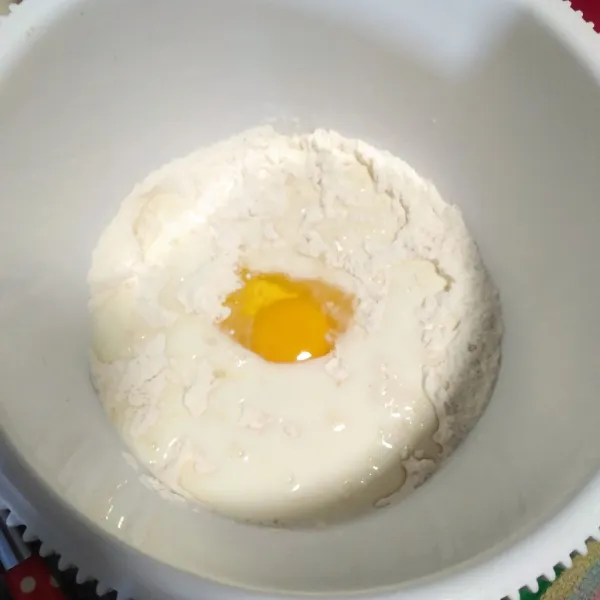 Masukan telur dan airnya, aduk hingga tercampur rata dan adonan tidak bergerindil.