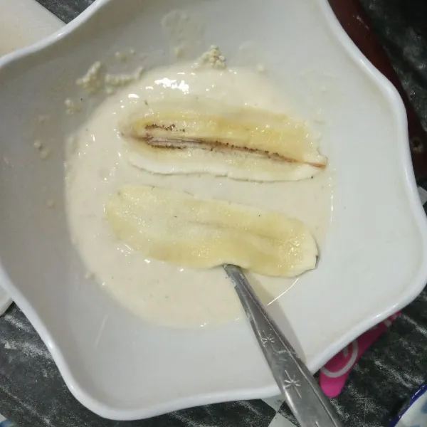Masukkan pisang penyet ke dalam adonan tepung.