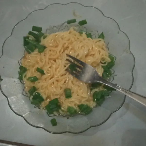 Kocok telur dan mie pakai garpu hingga merata.