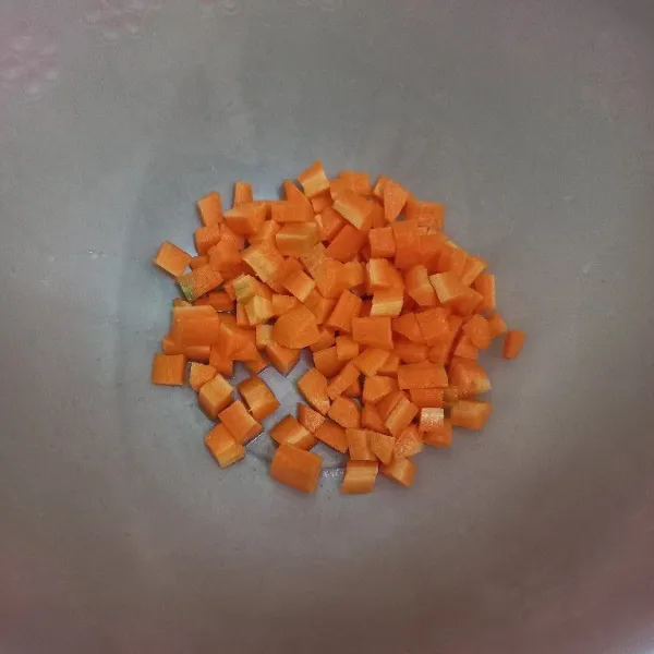 Potong dadu wortel, kemudian rebus dan tiriskan.