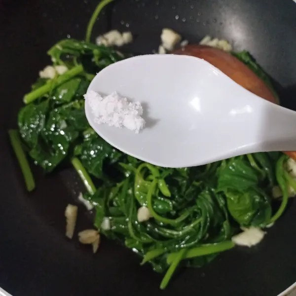 Beri sedikit garam, aduk rata.