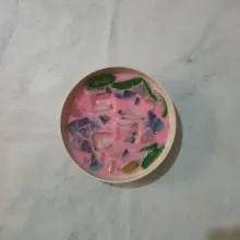 Tambahkan es batu secukupnya. 
Aduk sebelum dinikmati.