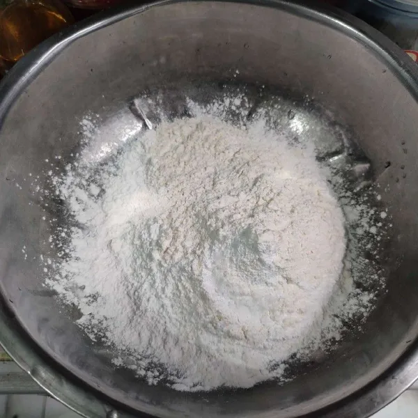 Campurkan tepung beras, tepung terigu serta garam, aduk rata.