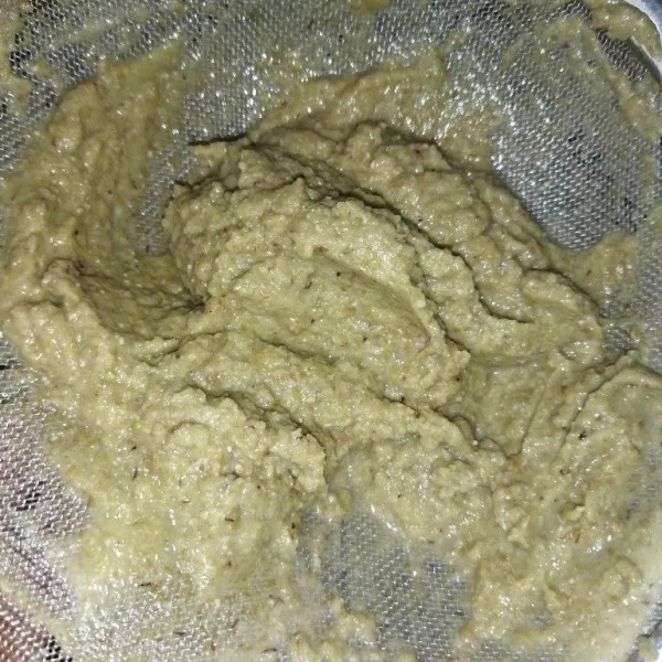 Kemudian saring, air sari kacang hijaunya tuang kembali ke dalam panci.
Sisa kacang hijau yang sudah diblender bisa dimasak kembali dengan ditambah gula pasir dan santan untuk isian onde-onde.