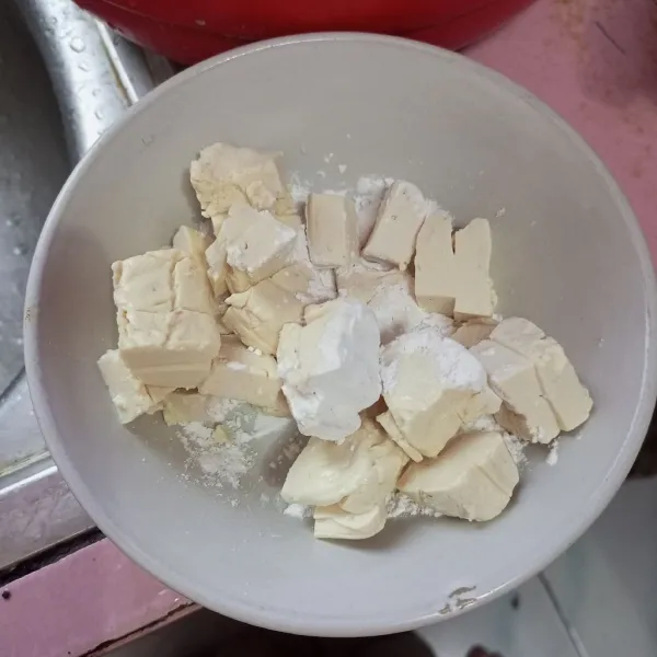 Campur tahu dengan tepung tapioka.