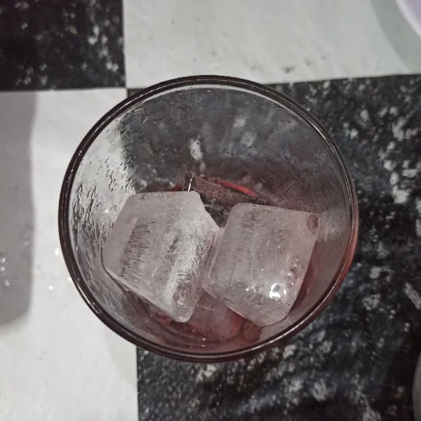 Letakkan es batu di dalam gelas.