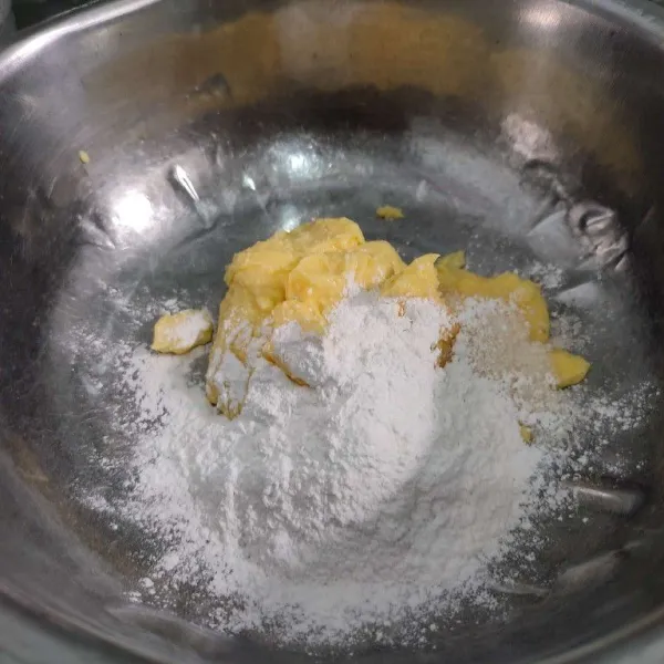 Kemudian campurkan dengan tepung ketan, aduk rata. 
Lalu tambahkan tepung tapioka sedikit demi sedikit.