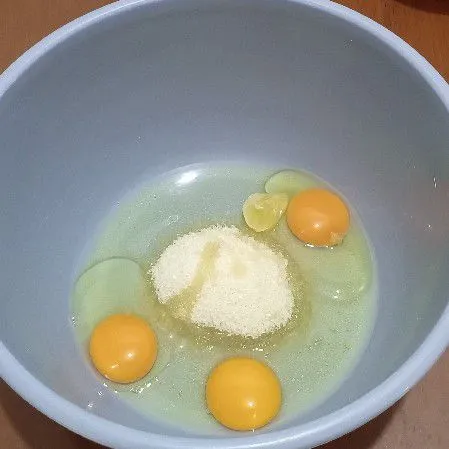 Di wadah lain campur telur, gula pasir dan sp, mixer selama 10 menit pakai kecepatan tinggi.