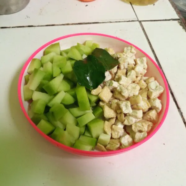 Kupas tipis dan buang biji manisah. Kemudian, potong-potong manisah dan tahu putih sesuai selera. Selanjutnya goreng tahu sampai setengah matang.